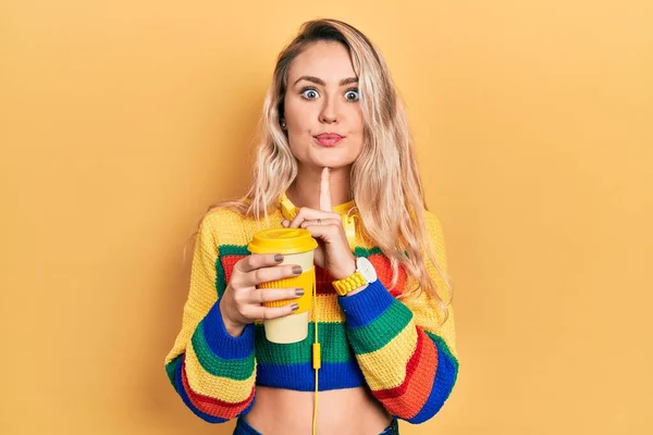 Vacker Ung Blond Kvinna Dricka Kopp Kaffe Bär Hörlurar Tänkande — Stockfoto