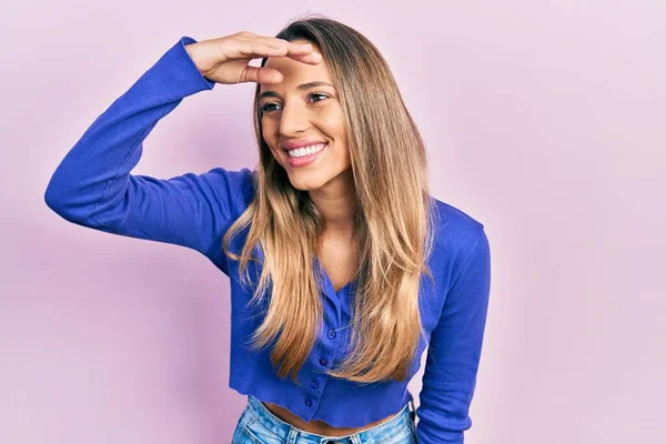 Schöne Hispanische Frau Trägt Legeres Blaues Hemd Sehr Glücklich Und — Stockfoto