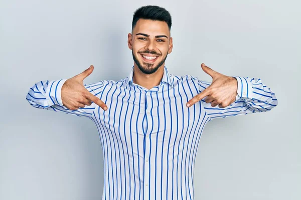 Jeune Homme Hispanique Barbe Portant Une Chemise Rayée Décontractée Air — Photo