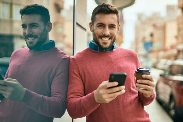 Jonge Spaanse Man Die Smartphone Gebruikt Koffie Drinkt Stad — Stockfoto