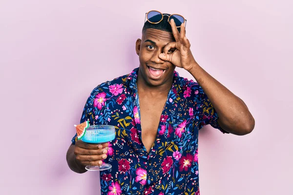 Joven Hombre Negro Bebiendo Cóctel Tropical Con Alcohol Sonriendo Feliz — Foto de Stock