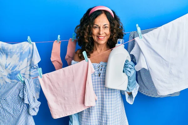 Orta Yaşlı Spanyol Kadın Çamaşır Deterjanı Şişesini Tutuyor Olumlu Mutlu — Stok fotoğraf