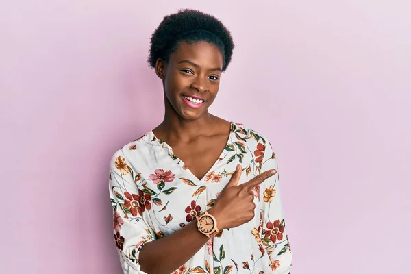 Młoda Afroamerykanka Ubrana Luźne Ubrania Wesoła Uśmiechem Twarzy Wskazującym Ręką — Zdjęcie stockowe
