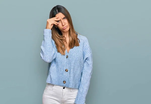 Junge Frau Freizeitkleidung Besorgt Und Gestresst Über Ein Problem Mit — Stockfoto