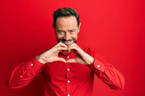 Homem Meia Idade Vestindo Roupas Casuais Sorrindo Amor Fazendo Forma — Fotografia de Stock