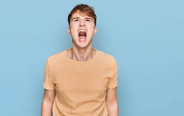 Young Caucasian Man Wearing Casual Clothes Angry Mad Screaming Frustrated — Stock Photo, Image
