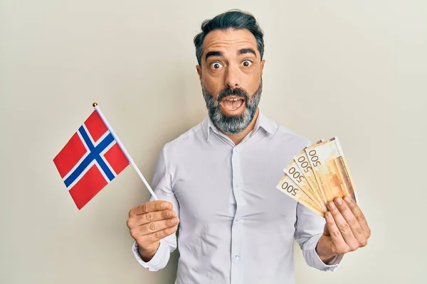 Medelålders Man Med Skägg Och Grått Hår Håller Norsk Flagga — Stockfoto