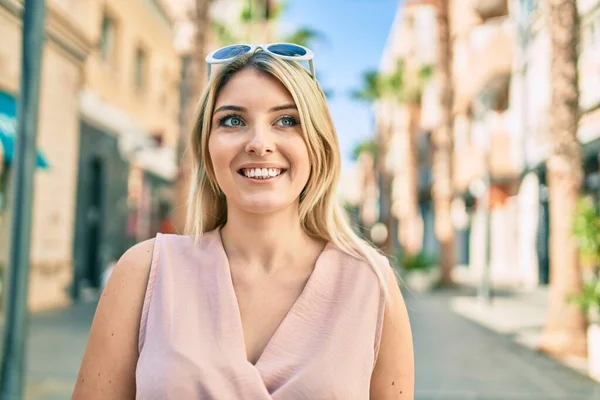 Jong Blond Vrouw Glimlachen Gelukkig Lopen Naar Stad — Stockfoto