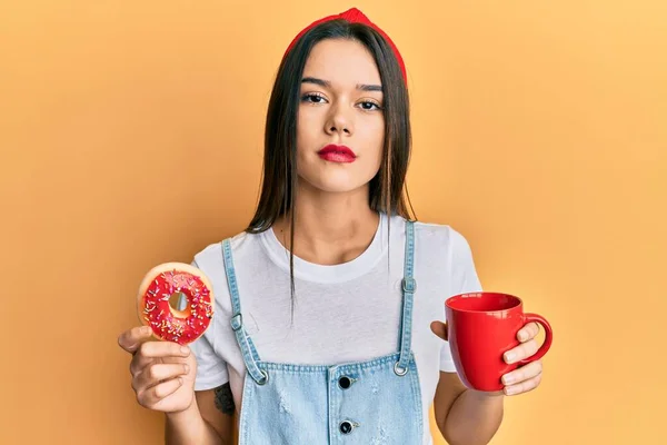 Chica Hispana Joven Comiendo Donut Tomando Café Relajado Con Expresión — Foto de Stock