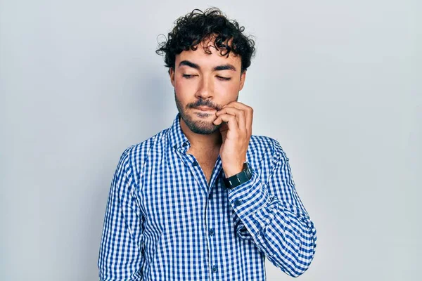 若いヒスパニック系の男がストレスと口の爪をかむ上で手で神経を見てカジュアルな服を着ている 不安の問題 — ストック写真