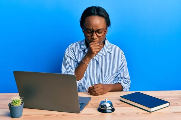 在酒店接待处工作的年轻非洲妇女使用笔记本电脑感觉不适 咳嗽是感冒或支气管炎的症状 保健概念 — 图库照片