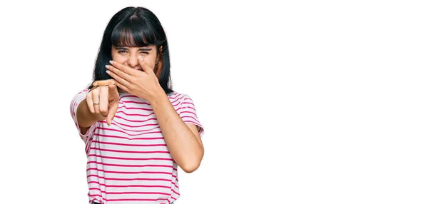 Jong Latijns Amerikaans Meisje Draagt Casual Kleding Lachen Naar Wijzend — Stockfoto