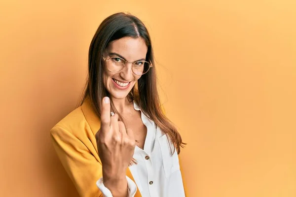 Jonge Mooie Vrouw Dragen Zakelijke Stijl Bril Wenken Komen Hier — Stockfoto