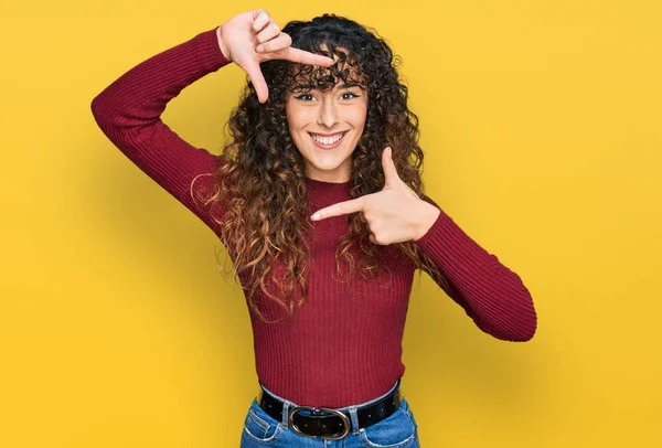 Menina Hispânica Jovem Vestindo Roupas Casuais Sorrindo Fazendo Moldura Com — Fotografia de Stock
