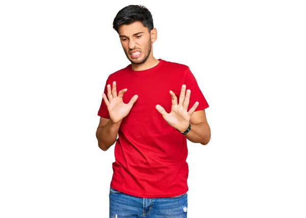 Jonge Knappe Man Draagt Casual Rood Tshirt Walgelijke Uitdrukking Ontevreden — Stockfoto