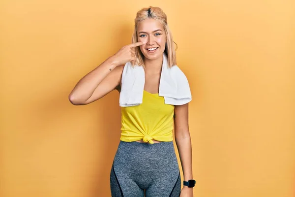 Vacker Blond Sport Kvinna Bär Träning Outfit Pekar Med Handen — Stockfoto