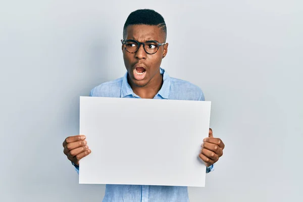 Jonge Afro Amerikaanse Man Draagt Een Bril Met Een Leeg — Stockfoto