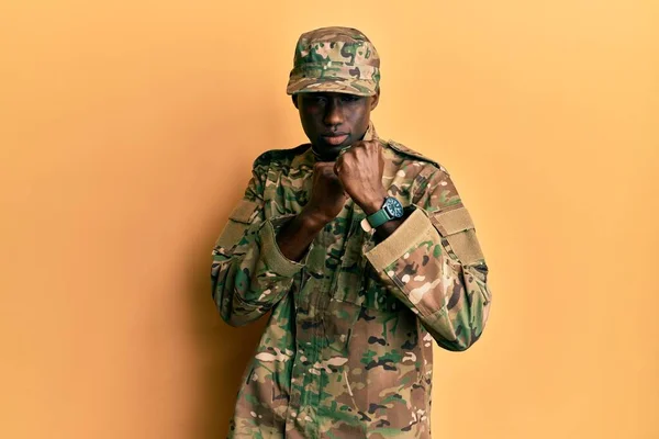 Fiatal Afro Amerikai Férfi Katonai Egyenruhát Visel Készen Arra Hogy — Stock Fotó