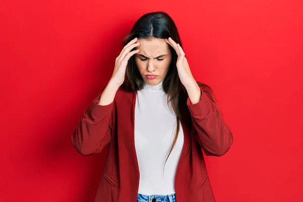 ストレスのために頭の痛みのために頭の上に手でビジネスジャケットを身に着けている若いブルネットのティーンエイジャー 片頭痛 — ストック写真