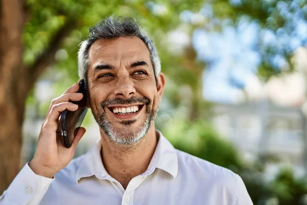 Middelbare Leeftijd Grijsharige Man Glimlachend Gelukkig Praten Smartphone Stad — Stockfoto