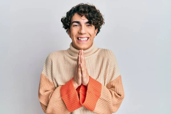 Joven Hispano Usando Suéter Casual Invierno Rezando Con Las Manos —  Fotos de Stock