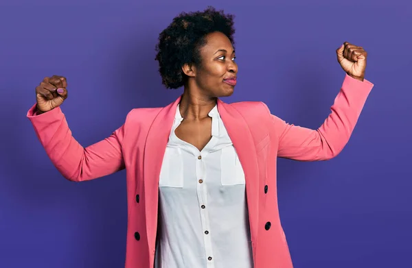 Africano Mulher Americana Com Cabelo Afro Vestindo Jaqueta Negócios Mostrando — Fotografia de Stock