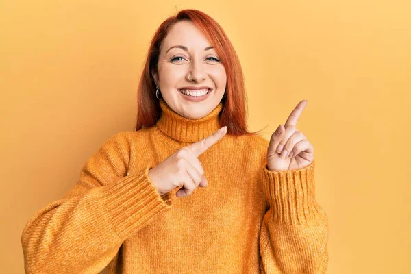 Hermosa Pelirroja Vistiendo Suéter Casual Invierno Sobre Fondo Amarillo Sonriendo —  Fotos de Stock