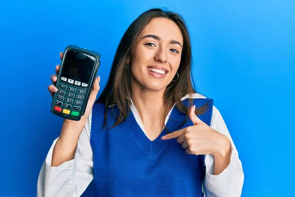 Junge Hispanische Mädchen Mit Datafon Zeigt Mit Dem Finger Auf — Stockfoto