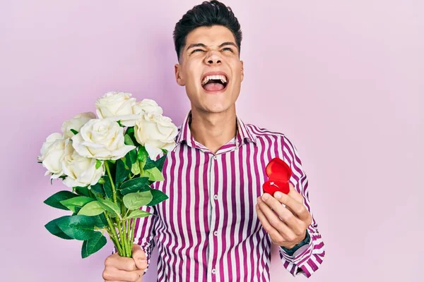 Jovem Hispânico Homem Segurando Buquê Flores Anel Casamento Irritado Louco — Fotografia de Stock