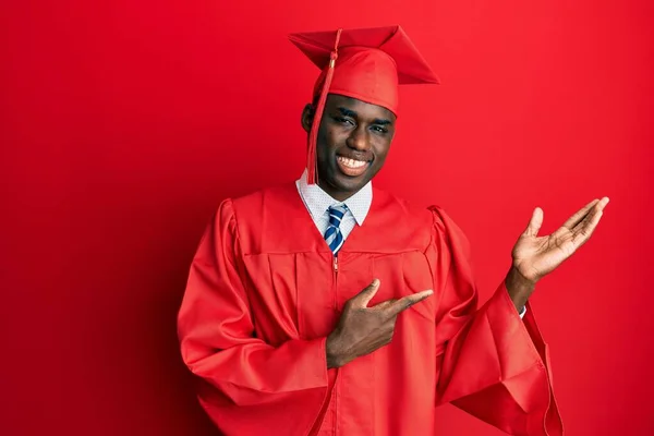 졸업식 모자를 예복을 아프리카 미국인 남자가 카메라 앞에서 놀랍고 웃으며 — 스톡 사진
