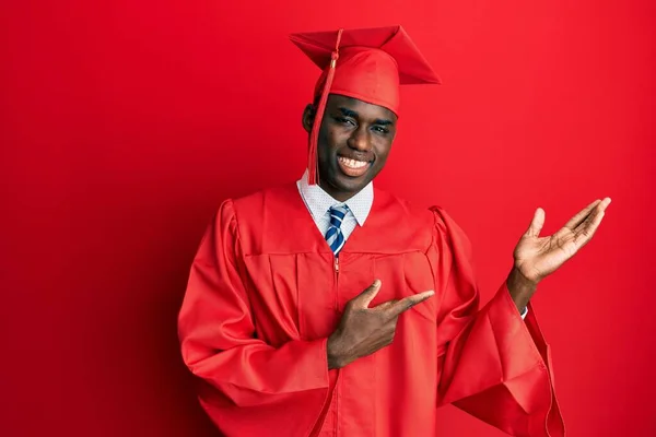 Jovem Afro Americano Vestindo Boné Formatura Roupão Cerimônia Espantado Sorrindo — Fotografia de Stock