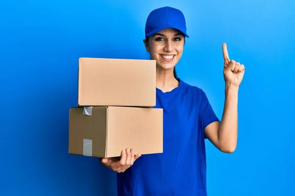 Mujer Hispana Joven Sosteniendo Paquete Parto Sonriendo Con Una Idea — Foto de Stock