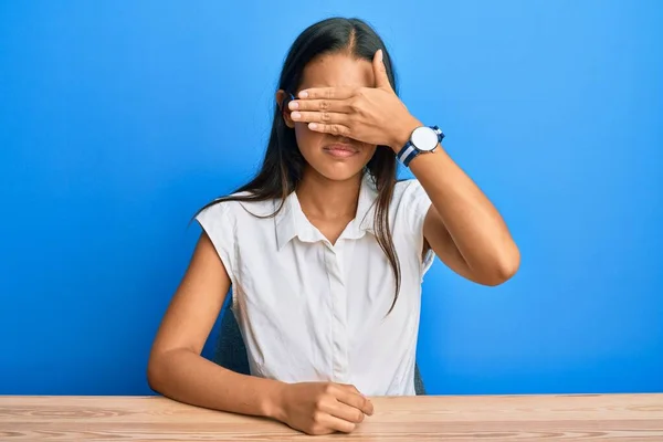 Belle Femme Hispanique Portant Des Vêtements Décontractés Assis Sur Table — Photo