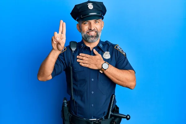 Hombre Guapo Mediana Edad Vistiendo Uniforme Policía Sonriendo Jurando Con —  Fotos de Stock