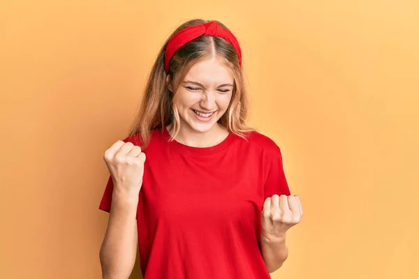 Hermosa Chica Caucásica Joven Con Camiseta Roja Casual Celebrando Sorprendido — Foto de Stock