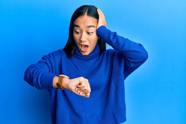 Giovane Donna Asiatica Indossa Maglione Invernale Casual Guardando Tempo Orologio — Foto Stock