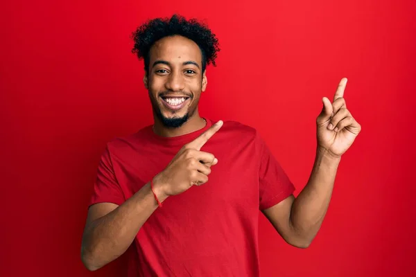 Jonge Afro Amerikaanse Man Met Baard Casual Rood Shirt Glimlachend — Stockfoto