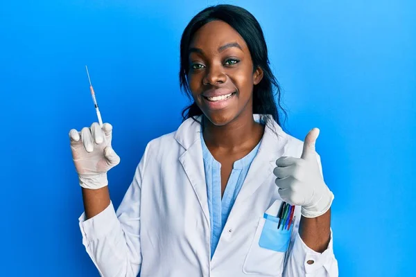 Jeune Femme Afro Américaine Portant Uniforme Scientifique Tenant Seringue Souriant — Photo