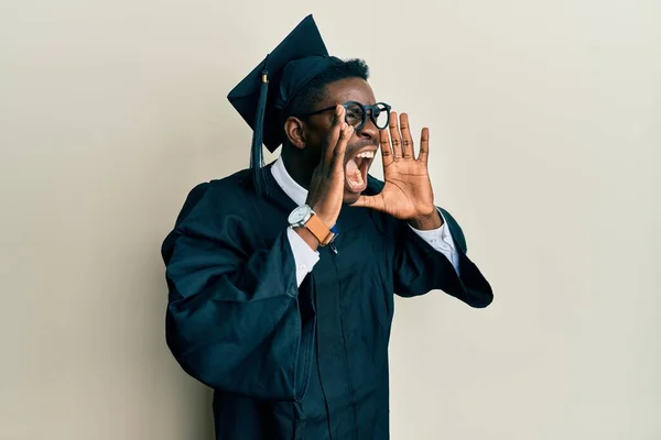 Mezuniyet Şapkası Tören Cübbesi Takan Yakışıklı Siyahi Adam Elleri Ağızda — Stok fotoğraf