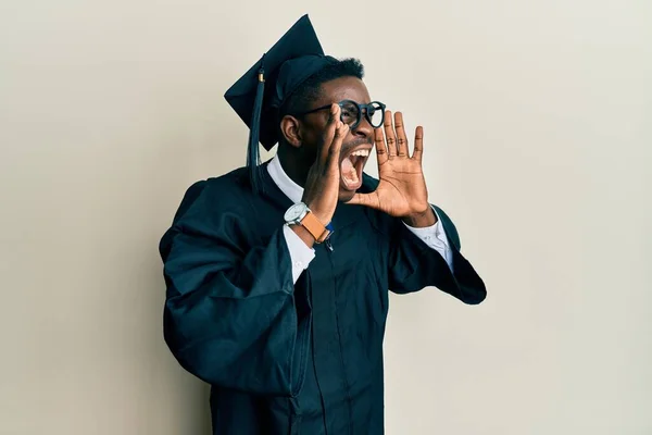 Stilig Svart Man Bär Examen Mössa Och Ceremoni Mantel Skrika — Stockfoto