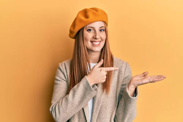 Joven Mujer Irlandesa Vistiendo Mirada Francesa Con Boina Asombrada Sonriendo —  Fotos de Stock