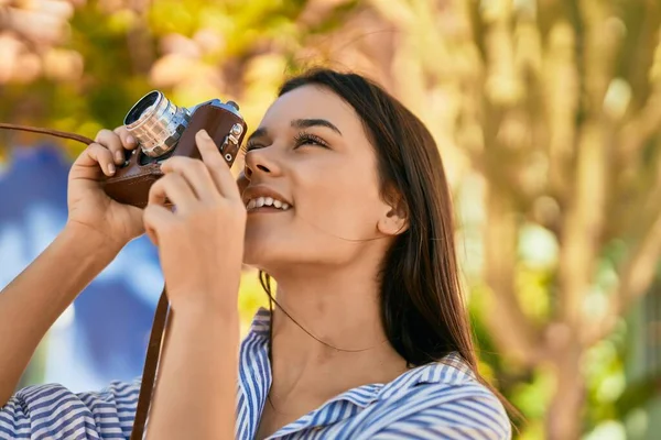 Junge Hispanische Touristin Lächelt Glücklich Mit Kamera Park — Stockfoto