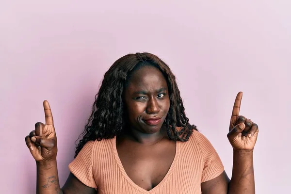 Африканська Молода Жінка Яка Вказує Пальця Скептично Нервово Насуплена Через — стокове фото