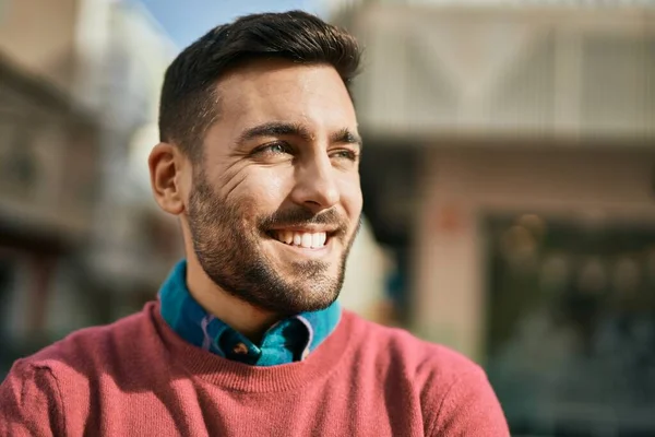 Junger Hispanischer Mann Lächelt Glücklich Der Stadt — Stockfoto