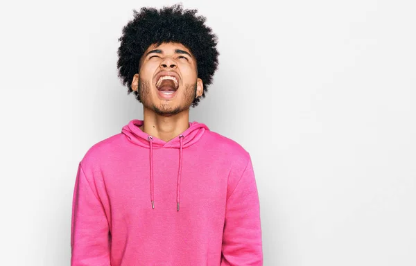 Fiatal Afro Amerikai Férfi Afro Hajjal Alkalmi Rózsaszín Pulóverben Dühös — Stock Fotó