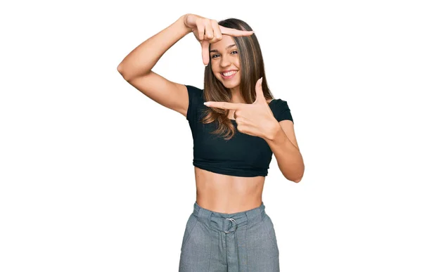 Mulher Morena Jovem Vestindo Roupas Casuais Sorrindo Fazendo Moldura Com — Fotografia de Stock