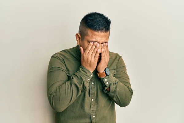 Jonge Latijnse Man Draagt Casual Kleding Wrijven Ogen Voor Vermoeidheid — Stockfoto