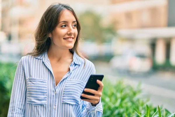 Jovem Hispânica Sorrindo Feliz Usando Smartphone Cidade — Fotografia de Stock