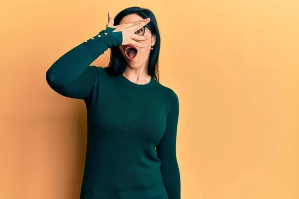 Junge Kaukasische Frau Lässiger Kleidung Und Brille Die Schockiert Gesicht — Stockfoto