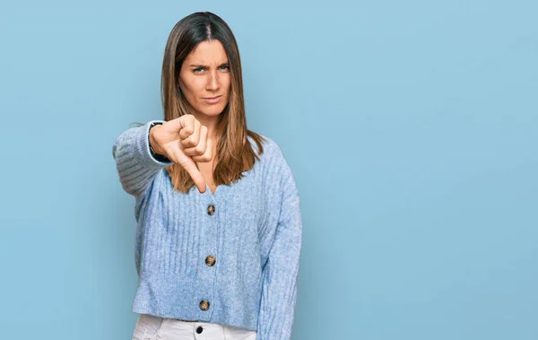 Jovem Mulher Vestindo Roupas Casuais Olhando Infeliz Irritado Mostrando Rejeição — Fotografia de Stock